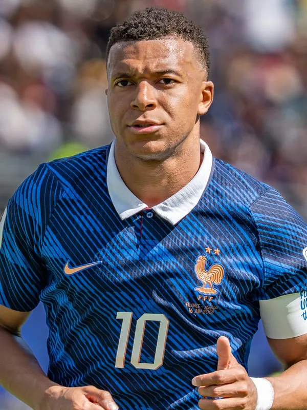 Mbappé in France’s blue number 10 shirt